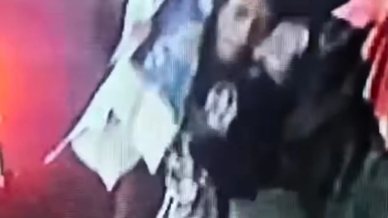 Sebuah potongan rekaman CCTV yang menayangkan seorang pria  memanggul sesuatu yang terbungkus karung berwarna putih melewati pemukiman padat di Krendang, Kecamatan Tambora, viral di media sosial. ( @infojakbar24))