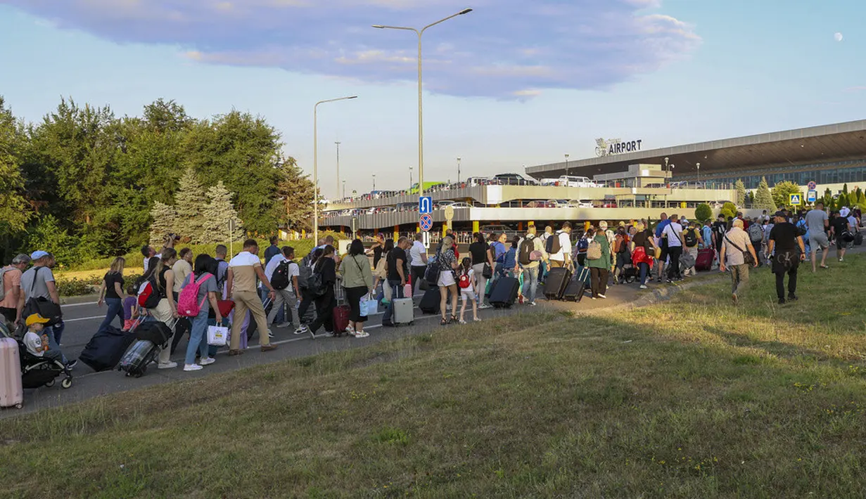 <p>Kementerian Dalam Negeri mengatakan pihak berwenang memulihkan ketertiban di bandara, tetapi aktivitas komersial dan pengaturan penerbangan disebut saat ini masih terganggu. Belum jelas berapa banyak penerbangan yang dilakukan. (AP Photo/Aurel Obreja)</p>