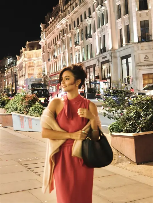 Menata rambut dengan messy updo dan poni samping, Amanda Rawles disebut-sebut mirip Kendall Jenner [@amandarawles]