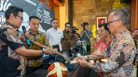 Menteri Perindustrian Agus Gumiwang Kartasasmita melihat produk aftermarket buatan Indonesia.