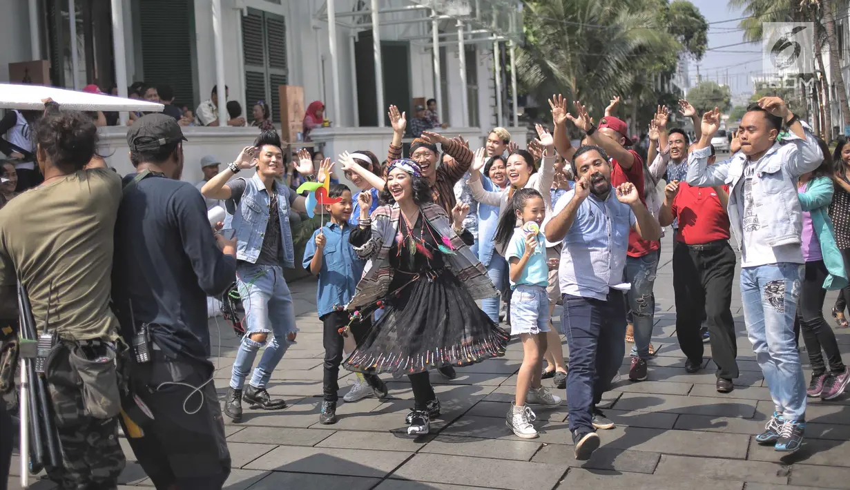 Penyanyi Uut Permatasari saat beraksi dalam pembuatan video klip terbarunya di kawasan Kota Tua, Jakarta, Kamis (5/7). Video klip tersebut berjudul 'hae hae' dari single terbaru Uut Permatasari. (Liputan6.com/Faizal Fanani)