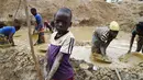 Para bocah menambang emas di pertambangan tradisional di desa Gam, Afrika Tengah (AFP PHOTO / ISSOUF SANOGO)