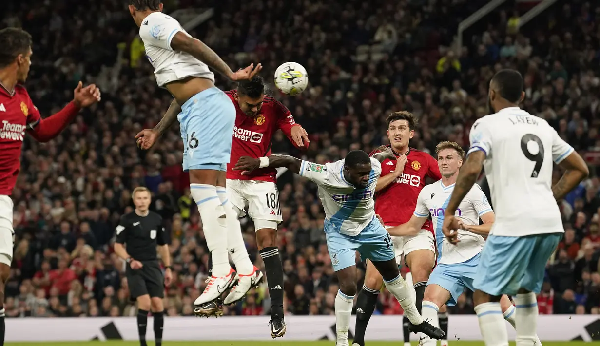 Pemain Manchester United, Casemiro mencetak gol melalui sundulannya ke gawang Crystal Palace pada laga putaran ketiga Carabao Cup 2023/2024 di Old Trafford, Manchester, Inggris, Rabu (27/09/2023). Ini merupakan gol kedelapannya di MU pada musim ini. (AP Photo/Dave Thompson)