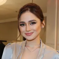 Cantiknya bak bidadari, Syifa Hadju pamer senyum manis dengan riasan bold. Ia dirias dengan nuansa cokelat yang pas dan area mata yang dipertajam dengan winged eyeliner dan smokey eyes tipis. [Foto: Instagram/syifahadju]