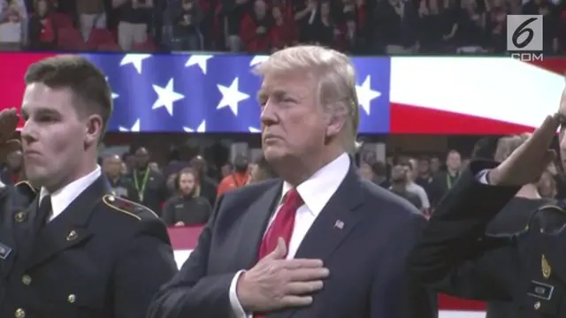 Beredar sebuah video Presiden Donald Trump saat menyanyikan lagu kebangsaan AS.