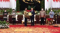 Presiden Joko Widodo (Jokowi) menerima penghargaan International Rice Research Institute (IRRI) atas prestasi   swasembada beras secara tiga tahun berturut-turut di Istana Kepresidenan Jakarta.