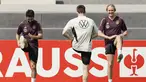 Pemain Timnas Jerman, Ilkay Gondogan (kiri) dan Julian Brandt menghadiri sesi latihan tim menjalang laga persahabatan kontra Kolombia, di Frankfurt, Jerman, Senin (19/6/2023). (Uwe Anspach/dpa via AP)