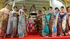 Sejumlah wanita berbaju Kimono berpose saat pembukaan Bursa Efek Tokyo di Tokyo, Jepang, Jumat (4/1). Bursa Efek Tokyo menggelar seremoni dalam pembukaan perdagangan saham 2019. (TOSHIFUMI KITAMURA/AFP)