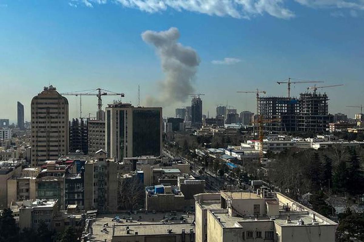Iran Buru Komandan AS dan Israel, Serang Sejumlah Titik dengan Drone dan Rudal