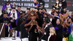 Para pebasket Los Angeles Lakers merayakan gelar juara usai menaklukkan Miami Heat Pada gim keenam final NBA di  AdvenHealth Arena, Senin (12/10/2020). Lakers menang dengan skor 106-93. (AP Photo/John Raoux)