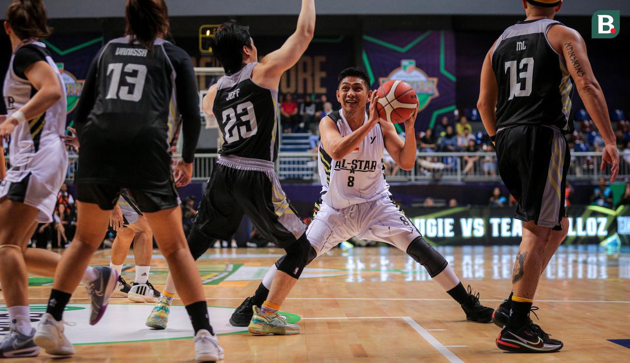 Pemain Tim Celloz, Bayu Radityo (kedua kanan) berusaha melewati sejumlah pemain dari Tim Augie pada laga IBL All Star 2024 di Britama Arena, Kelapa Gading, Jakarta, Sabtu (27/04/2024). (Bola.com/Bagaskara lazuardi)