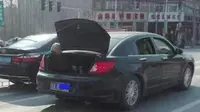 Miris, Wanita Tua Menumpang Duduk di Bagasi Mobil