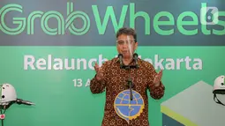 President Grab Indonesia, Ridzki Kramadibrata memberikan sambutan pada acara peresmian kembali operasi GrabWheels di Kementerian Perhubungan, Jakarta, Kamis (13/8/2020). GrabWheels sebagai transportasi listrik yang ramah lingkungan didukung Kemenhub dan Polda Metro Jaya. (Liputan6.com/Fery Pradolo)