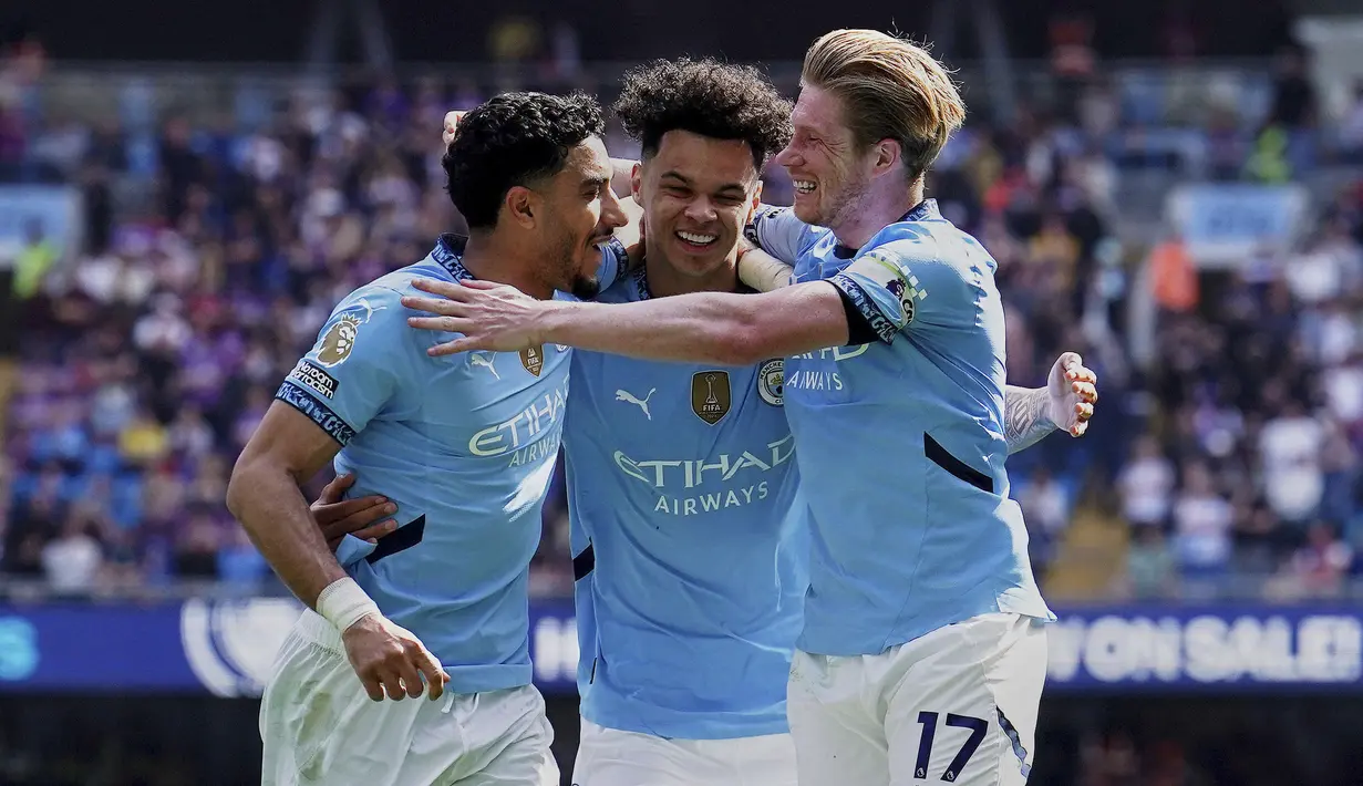 Pemain Manchester City, Kevin De Bruyne (kanan) merayakan gol Nico O'Reilly ke gawang Leicester dalam laga lanjutan Liga Inggris 2024/2025 di Etihad Stadium, Manchester, Inggris, Sabtu (12/04/2025) waktu setempat. (AP Photo/PA/Martin Rickett)