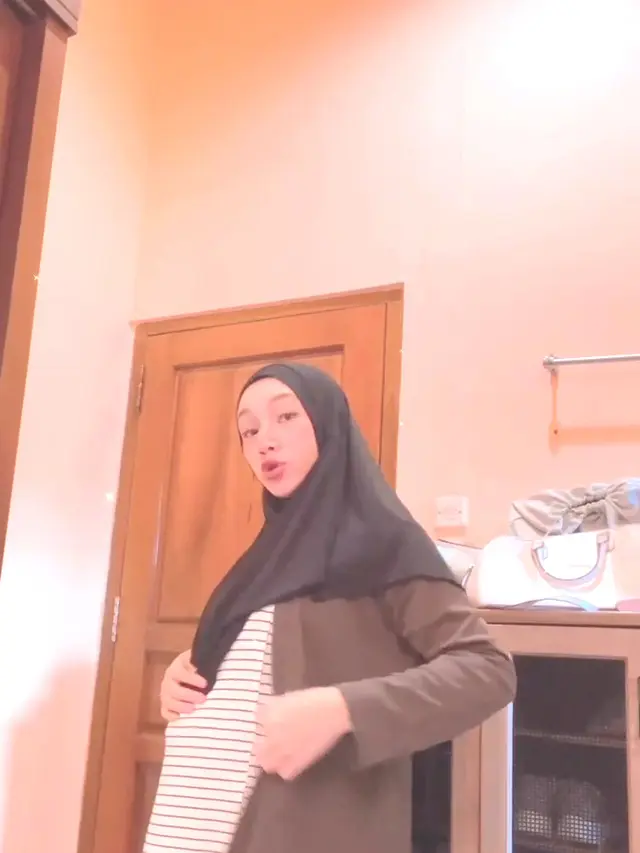 Indri Giana Istri Ustaz Riza