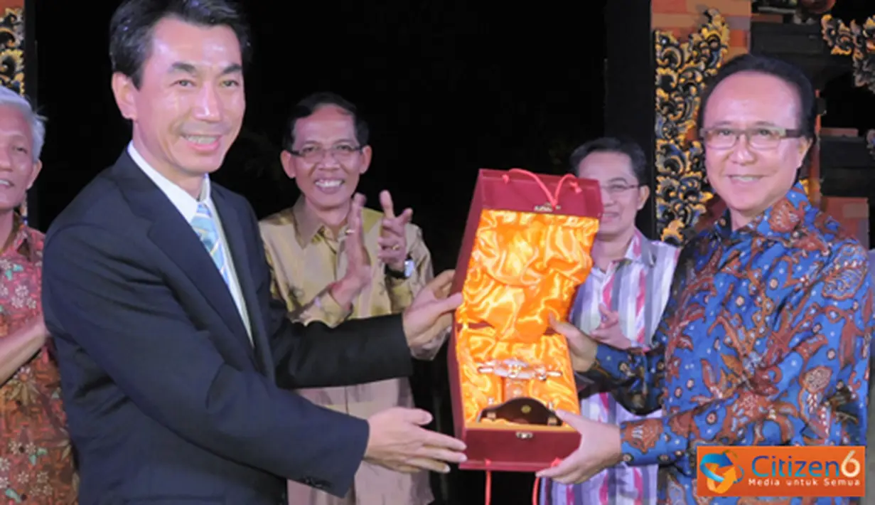 Citizen6, Denpasar: Menteri Kelautan dan Perikanan Sharif C Sutardjo dan Direktur Jenderal Biro Perikanan Departemen Pertanian RRT Mr. Cui Li Feng tukar menukar cinderamata usai mengadakan kesepakatan MOU. (Pengirim: Efrimal Bahri) 