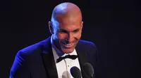 Zinedine Zidane memberi sambutan saat meraih penghargaan pelatih terbaik pada acara The Best FIFA Football Awards 2017 di London, Inggris (23/10). Zidane bersaing dengan Massimiliano Allegri dan Antonio Conte. (AFP Photo/Ben Stansall)