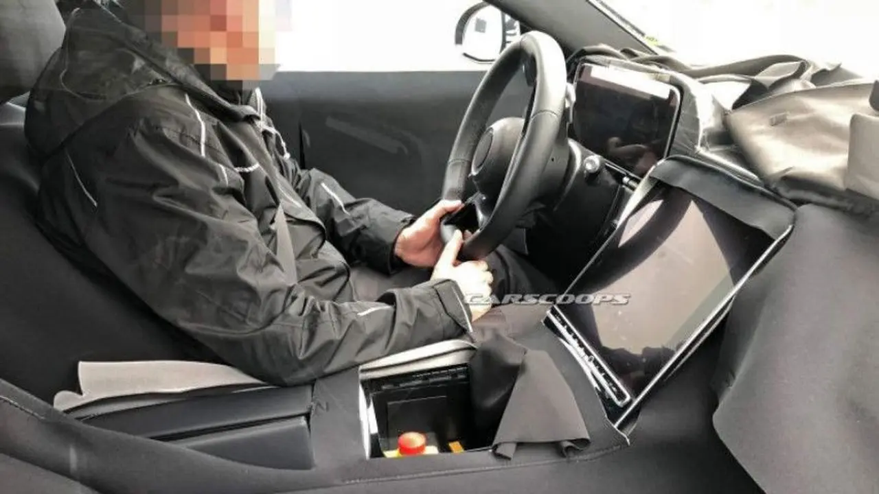 Mercedes-Benz S Class menggunakaan layar sentuh ekstra besar