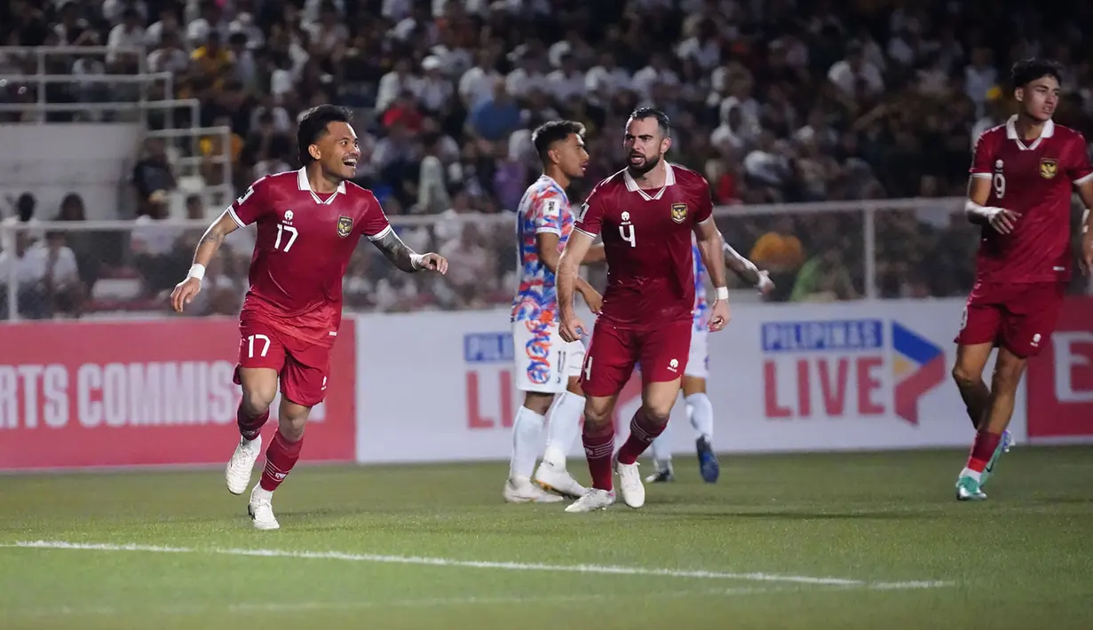 Selebrasi pemain Timnas Indonesia, Saddil Ramdani (kiri) setelah mencetak gol penyeimbang 1-1 ke gawang Filipina pada laga matchday kedua Grup F putaran kedua Kualifikasi Piala Dunia 2026 Zona Asia di Rizal Memorial Stadium, Manila, Selasa (21/11/2023) malam WIB. (Dok. PSSI)