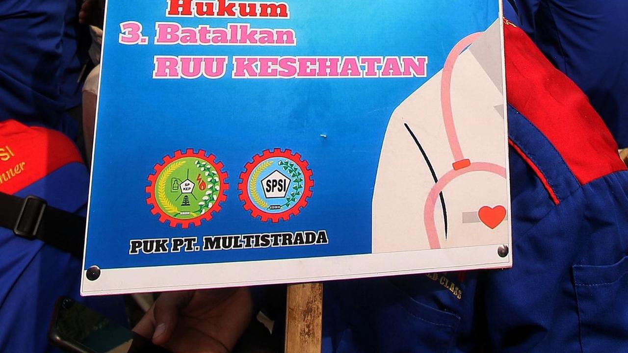 Salah satu poster yang mereka bawa selama aksi unjuk rasa di Patung Kuda.