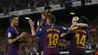 Pemain Barcelona merayakan gol Philippe Coutinho ke gawang Real Sociedad pada laga terakhir La Liga 2017-2018 di Camp Nou, Senin (21/5/2018) dini hari WIB.  (AP Photo/Manu Fernandez)