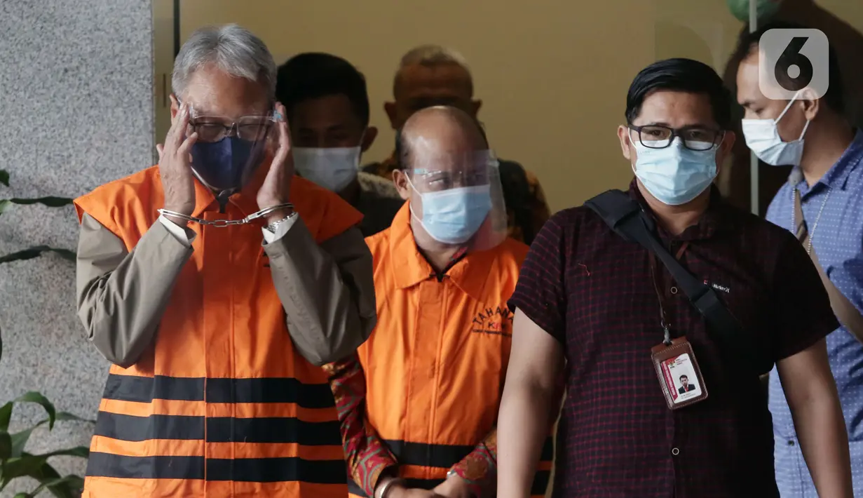 Isnu Edhy Wijaya (kiri) bersama Husni Fahmi sesaat sebelum rilis penahanan tersangka di Gedung KPK, Jakarta, Kamis (3/2/2022). Isnu Edhy Wijaya bersama Husni Fahmi ditetapkan sebagai tersangka dalam perkara pengadaan paket penerapan E-KTP tahun 2011-2013. (Liputan6.com/Helmi Fithriansyah)