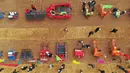 Foto dari udara memperlihatkan warga desa membeli sejumlah mesin pertanian di Haiyuan, Zhongwei, Daerah Otonom Etnis Hui Ningxia, China, Selasa (22/9/2020). Pameran mesin pertanian meramaikan festival panen petani China. (Xinhua/Wang Peng)