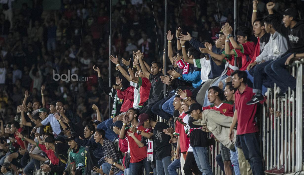 Selama 90 menit para suporter tak henti bernyanyi mendukung Timnas Indonesia di Stadion Maguwoharjo, Sleman, Selasa (13/6/2017). (Bola.com/Vitalis Yogi Trisna)