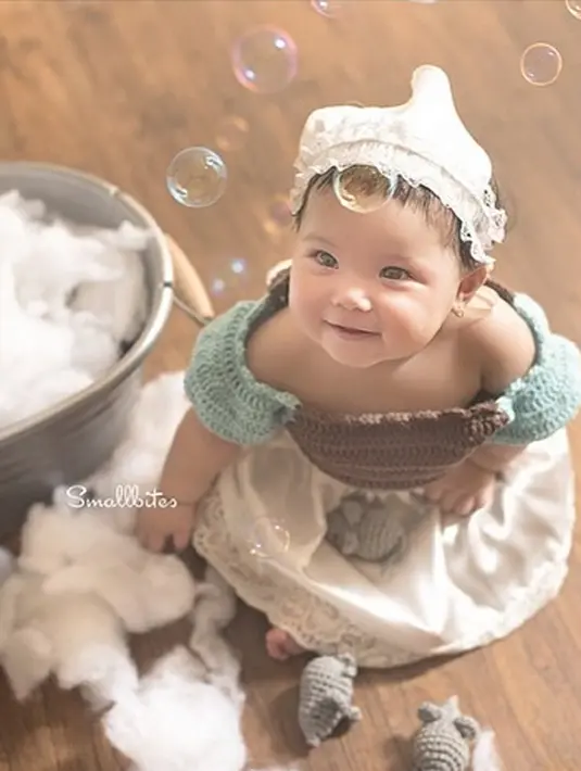 Gempita Noura Marten difoto dalam nuansa negri dongeng. Dalam foto ini Gempita terlihat menggemaskan saat menjadi karakter Cinderella. (Via Instagram/@gisel_la)