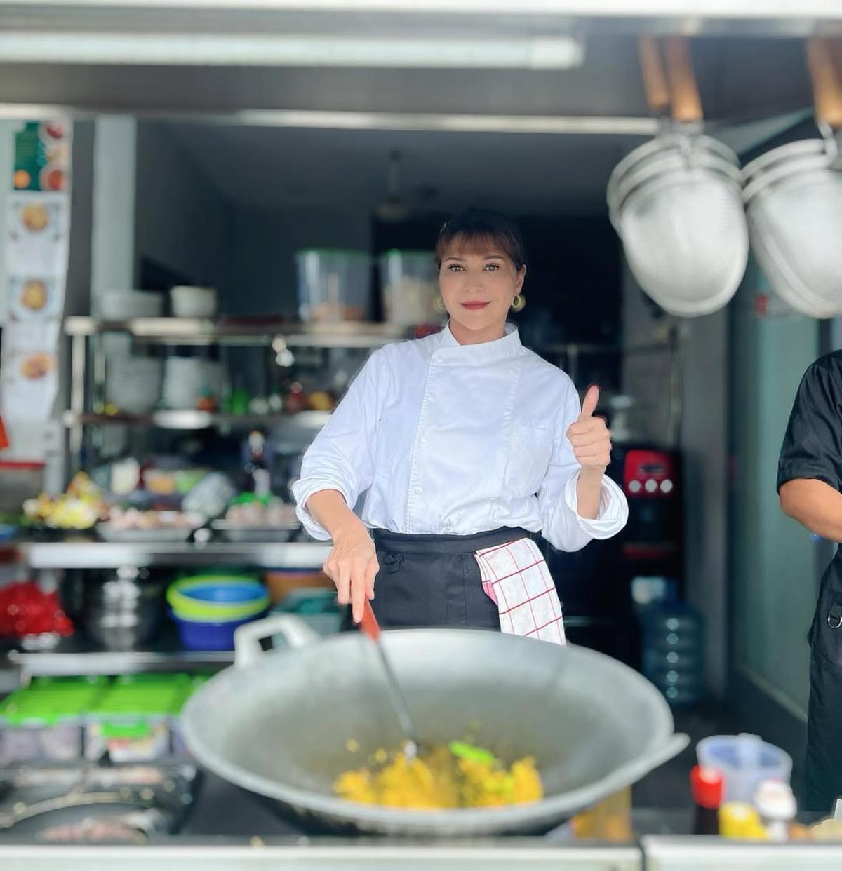 Bisnis Kuliner di Bali, Ini 7 Potret Tamara Bleszynski Turun Tangan Masak Sendiri