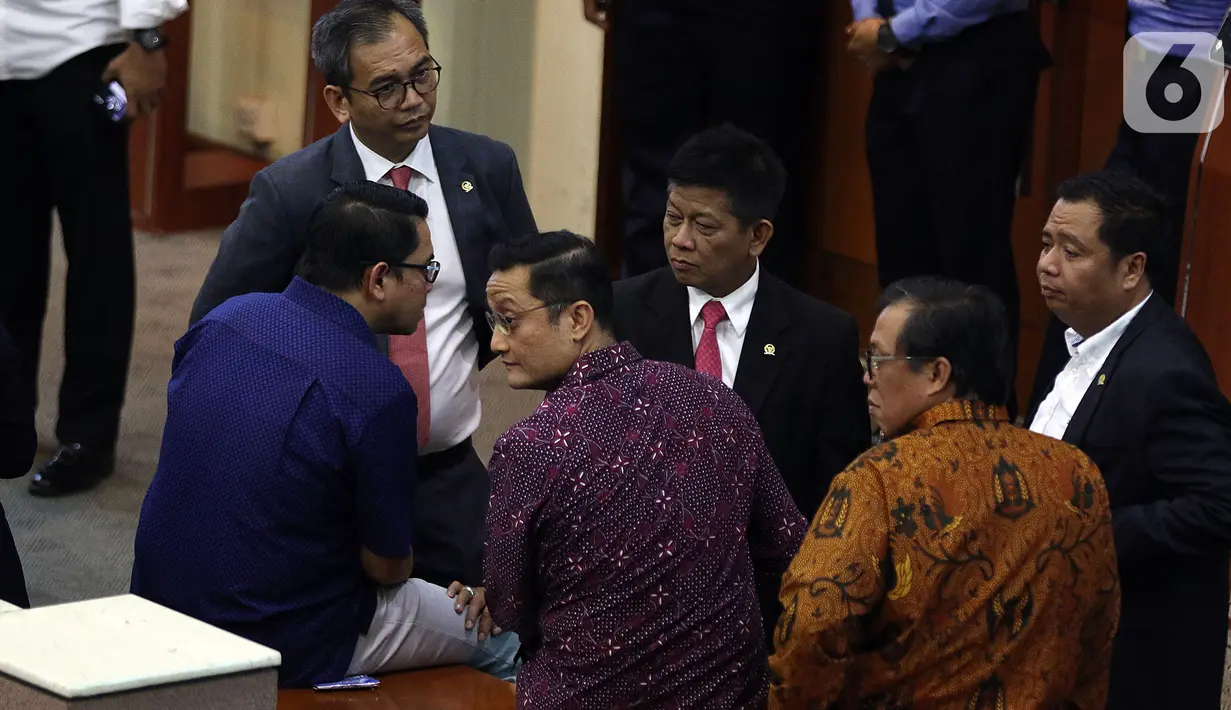 Sejumlah anggota dewan duduk di meja menunggu mulainya Sidang Paripurna ke-3 Masa Persidangan I Tahun Sidang 2019-2020, di Kompleks Parlemen, Senayan, Jakarta, Selasa (22/10/2019). Sidang Paripurna tersebut membahas beberapa Agenda. (Liputan6.com/Johan Tallo)