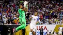 Kiper Argentina,Sergio Romero (kiri) menangkap bola dari serangan penyerang Amerika Serikat Chris Wondolowski pada pertandingan semifinal Copa America Centenario 2016 melawan Amerika Serikat di Stadion NRG, (21/6). (Kevin Jairaj-USA TODAY Sports)