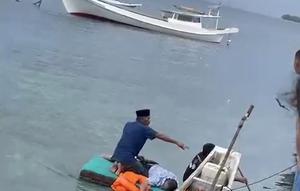 Kecelakaan laut menyebabkan kapal tenggelam terjadi di perairan Kabupaten Pangkajene dan Kepulauan (Pangkep), Sulawesi Selatan, pada Sabtu, 27 Desember 2025. Kapal Layar Motor (KLM) Fitri Jaya dilaporkan terbalik akibat cuaca buruk saat dalam pelayaran menuju Pulau Sarappo. (Foto: Istimewa)