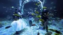 Lisa Huggins dan Chris Jackson selama upacara pernikahan bawah air mereka di Bear Grylls Adventure, di Birmingham, Inggris, Rabu (8/9/2021). Penggemar menyelam itu berencana akan menikah di luar negeri tetapi gagal akibat Covid-19, dan mencari alternatif yang unik. (Jacob King/PA via AP)