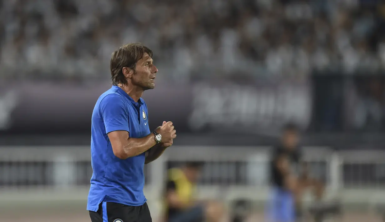 Pelatih Inter Milan, Antonio Conte melihat para pemainya bertanding melawan Juventus dalam laga International Champions Cup 2019 di Nanjing Olympic Sports Center Gymnasium, China (24/7/2019). Juventus menang adu penalti atas Inter Milan 4-2 (1-1). (AFP Photo/Hector Retamal)