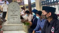 Ziarah makam pahlawan nasional yang juga seorang ulama, HOS Cokroaminoto. (Foto: Heni Purwono untuk Liputan6.com)