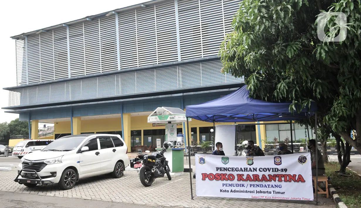 Petugas berjaga di posko karantina pemudik di Gelanggang Remaja Pulogadung, Rawamangun, Jakarta, Kamis (28/5/2020). Pemprov DKI Jakarta melalui Unit Pengelola Terminal Terpadu Pulogebang menjadikan Gelanggang Remaja Pulogadung sebagai lokasi karantina mandiri. (merdeka.com/Iqbal S. Nugroho)