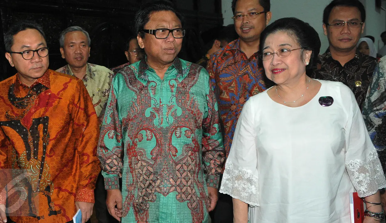 Presiden ke-5 RI Megawati Soekarnoputri (kanan) didampingi Ketua MPR Zulkifli Hasan (kiri) dan Wakil Ketua MPR Oesman Sapta Odang menghadiri seminar nasional kebangsaan di Kompleks Parlemen, Senayan, Jakarta, Selasa (18/8). (Liputan6.com/Herman Zakharia)