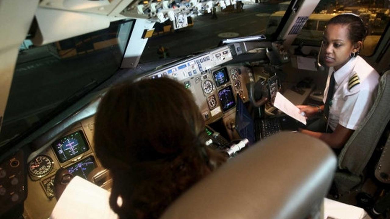 Keren, kru di penerbangan Ethiopian Airlines ini wanita semua