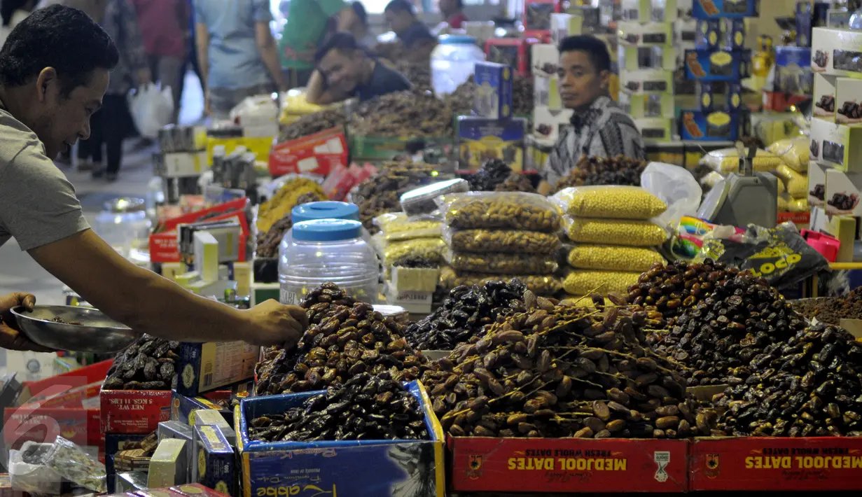 Pembeli memilih kurma saat berbelanja di salah satu kios di pasar Tanah Abang, Jakarta, Jumat (26/6/2015). Memasuki Ramadan, penjualan kurma meningkat karena buah asal Timur Tengah ini banyak dikonsumsi untuk berbuka puasa. (Liputan6.com/Johan Tallo) 