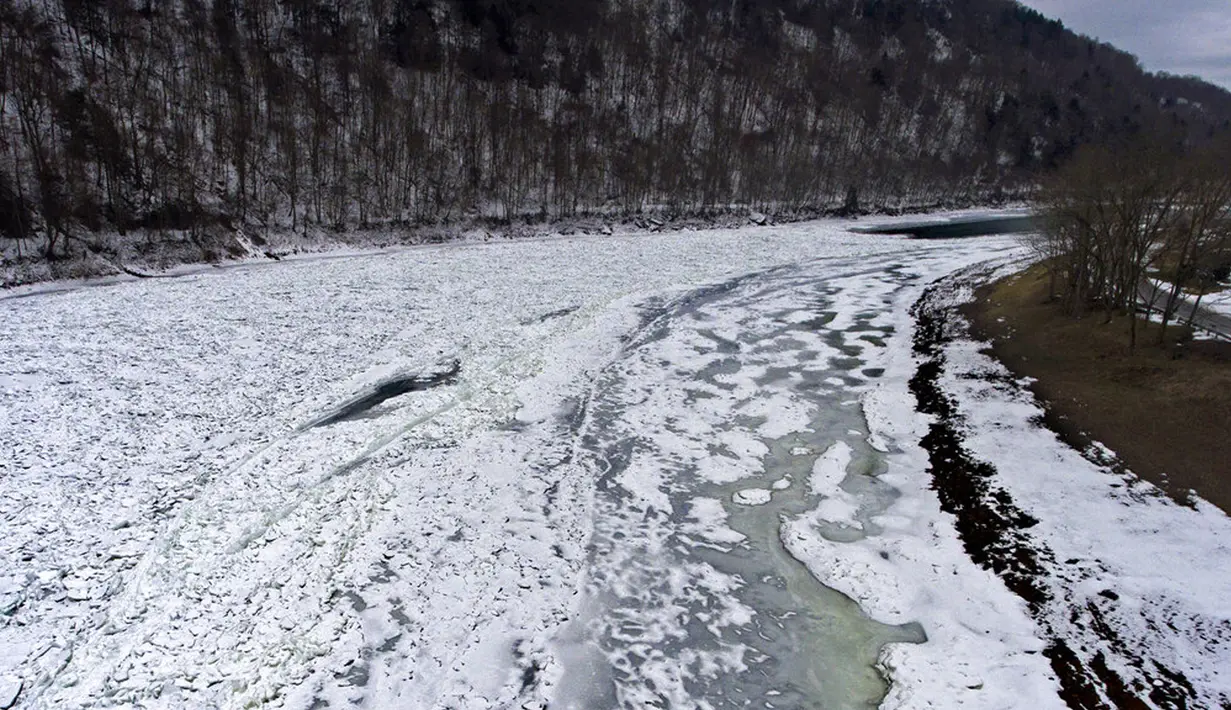 Es menutupi Sungai Allegheny di Brady's Bend, East Brady, Pennsylvania, Amerika Serikat, Selasa (23/2/2021). Dengan musim dingin yang terus-menerus, ada kemacetan es di sepanjang Sungai Allegheny utara. (Matt Freed/Pittsburgh Post-Gazette via AP)
