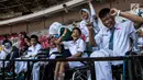 Sejumlah pelajar YPAC memberikan dukungan kepada atlet-atlet yang berlaga pada ajang Asian Para Games di SUGBK, Jakarta, Senin (8/10). Anak-anak terlihat bahagia dapat mendukung langsung di stadion. (Bola.com/Vitalis Yogi Trisna)