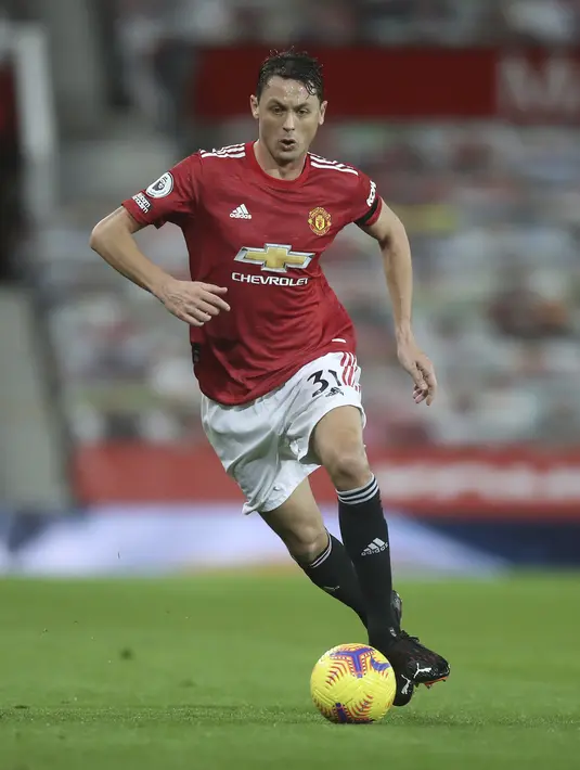 Gelandang Manchester United, Nemanja Matic membawa bola saat bertanding melawan West Bromwich Albion pada pertandingan Lanjutan Liga Inggris di stadion Old Trafford di Manchester, Inggris, Sabtu (21/11/2020). MU menang tipis atas West Bromwich Albion 1-0. (Martin Rickett/Pool via AP)