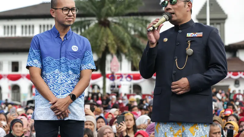 Gubernur Jawa Barat Ridwan Kamil dan Corporate Affairs Director Frisian Flag Indonesia Andrew F. Saputro