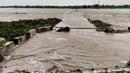 Foto selebaran yang diambil pada 26 Juli 2023 dan diterima melalui halaman Facebook kantor informasi provinsi Cagayan ini menunjukkan jembatan yang terendam banjir di kota Tuao, provinsi Cagayan, Filipina setelah sebuah sungai meluap akibat hujan lebat yang disebabkan oleh Topan Super Doksuri. (STRINGER/Cagayan provincial information office/AFP)