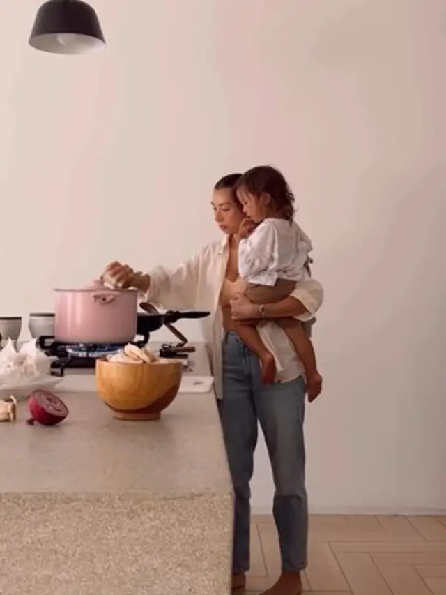 Jennifer Bachdim usai sebulan melahirkan (Instagram/jenniferbachdim)