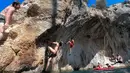 Peserta berpartisipasi dalam Festival Mendaki tahunan 2019 di pulau Kalymnos, Yunani (4/10/2019). Pemandangan menakjubkan dan cuaca bagus menjadikan pulau ini sebagai tujuan utama bagi pemanjat tebing internasional dari semua tingkatan dengan lebih dari 2500 rute pendakian. (AFP Photo/Aris Messinis)