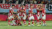 Para pemain Persis Solo merayakan gol yang dicetak oleh striker asing, David Gonzales, ke gawang RANS Nusantara FC dalam duel yang berlangsung di Stadion Manahan, Solo, Sabtu (30/3/2024). (Bola.com/Radifa Arsa)