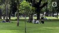Aktivitas sejumlah pengunjung di Taman Lapangan Banteng, Jakarta, Minggu (6/2/2022). Penerapan protokol kesehatan yang buruk saat beraktivitas di ruang publik berpotensi meningkatkan penyebaran COVID-19, terutama di masa pandemi gelombang ketiga akibat omicron. (Liputan6.com/Herman Zakharia)