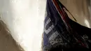 Poster kampanye Donald Trump rusak terbakar menyusul serangan bom tangan di Kantor Partai Republik di North Carolina, AS, Senin (17/10). Menurut petugas, kebakaran dipicu bom molotov yang dilemparkan ke salah satu jendela gedung itu. (REUTERS/Chris Keane)
